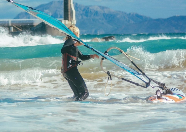  Entrar no mar com o equipamento de windsurf 